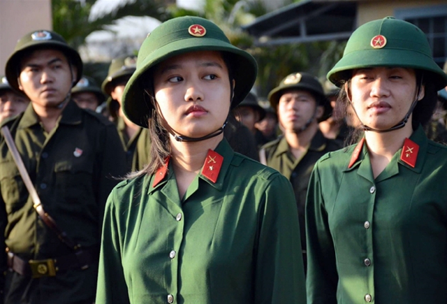 ホーチミンでも人民軍の新兵入隊式、3900人が入隊 [社会] - VIETJO