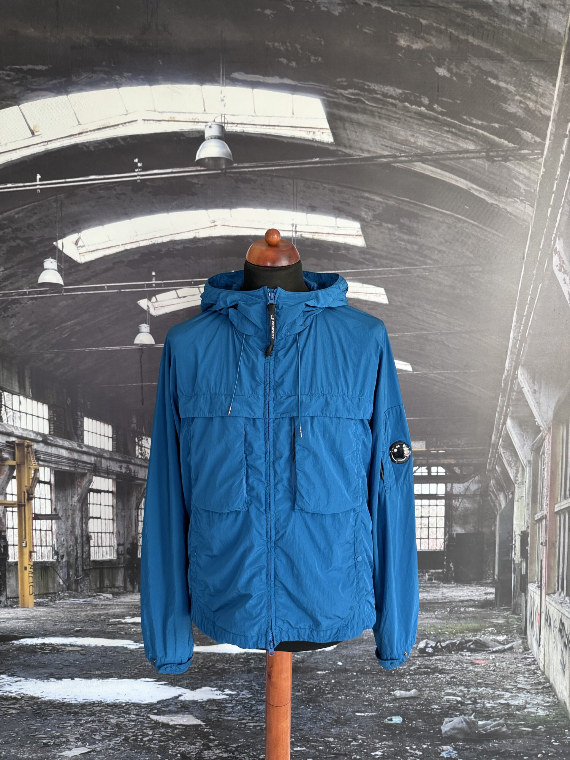 C.P. COMPANY CHROME R HOODED LENS JACKET - X Clothing