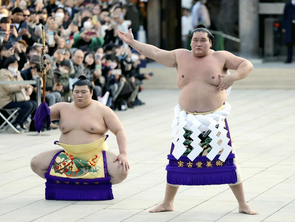 横綱照ノ富士、新年恒例の奉納土俵入り…「暗いニュースを振り払う相撲