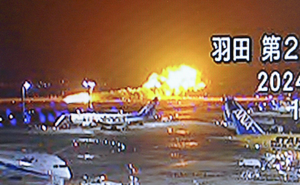 JAL機炎上、機体の中からも炎が上がる様子…着陸と同時に炎・停止後