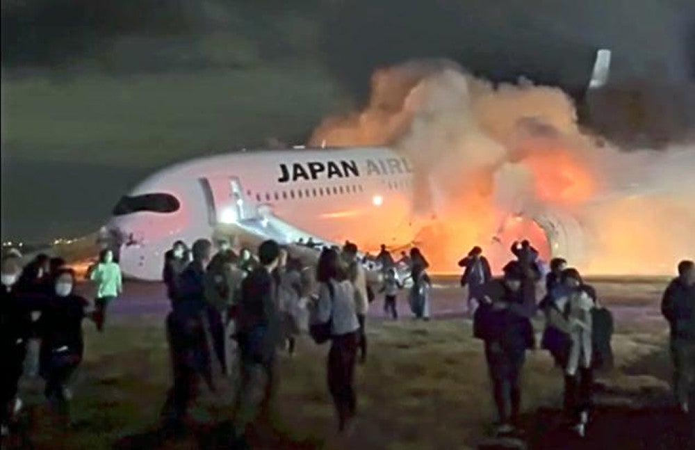 鼻を覆って」「子ども優先しよう」…379人全員脱出の「奇跡」、声