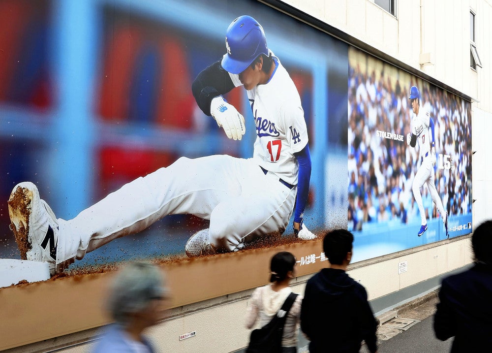 大谷翔平の巨大パネルが都内に登場、113枚の写真や動画で偉業祝福