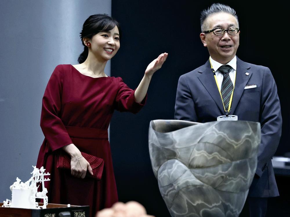 佳子さま、陶磁器フェスティバル内覧会を視察…ウクライナの陶芸作家と