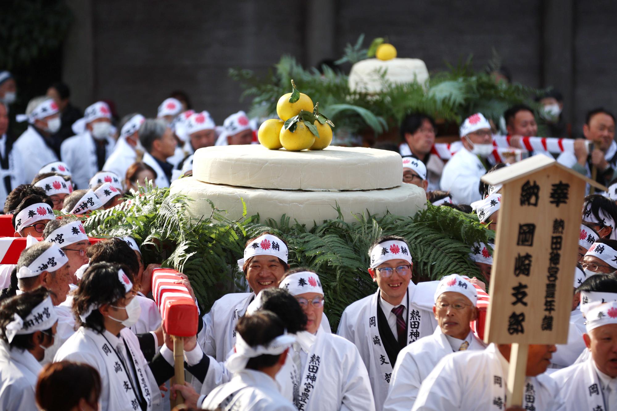 五穀豊穣を祈願 大鏡餅奉納：地域ニュース : 読売新聞
