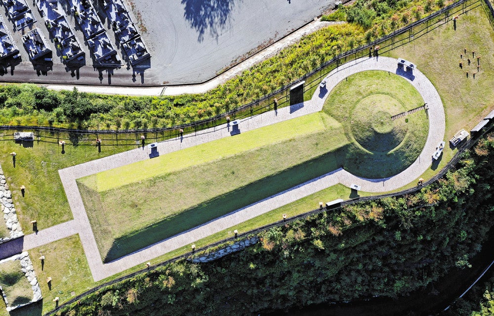 前方後円墳のような巨大な墓、玄界灘を見渡せる丘に…3100人分の