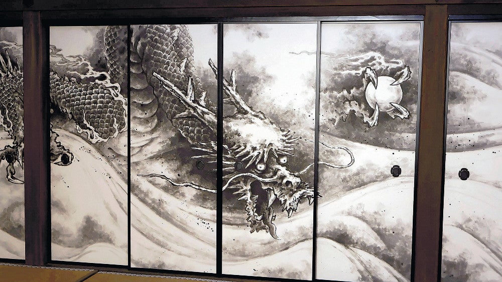 細川護熙元首相が描いた雲龍図の障壁画52面、一族ゆかりの龍安寺に