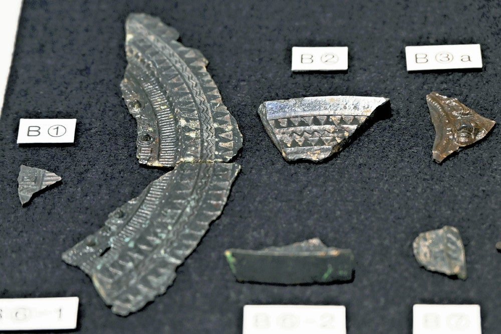 奈良：＜桜井茶臼山古墳＞銅鏡破片全385点 ずらり：地域ニュース