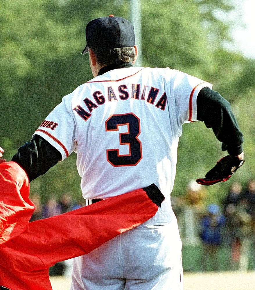 栄光の「背番号3」復活の瞬間、ただジャンパーを脱ぐだけなのに…見る