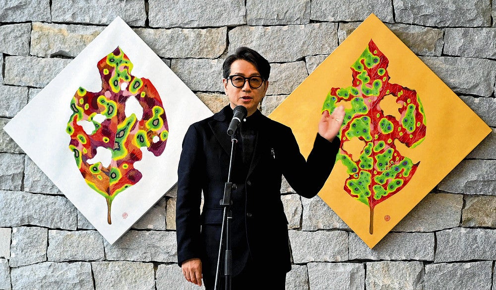 芸術家でもある藤井フミヤさん、三次市の美術館に作品を寄贈「一瞬のは