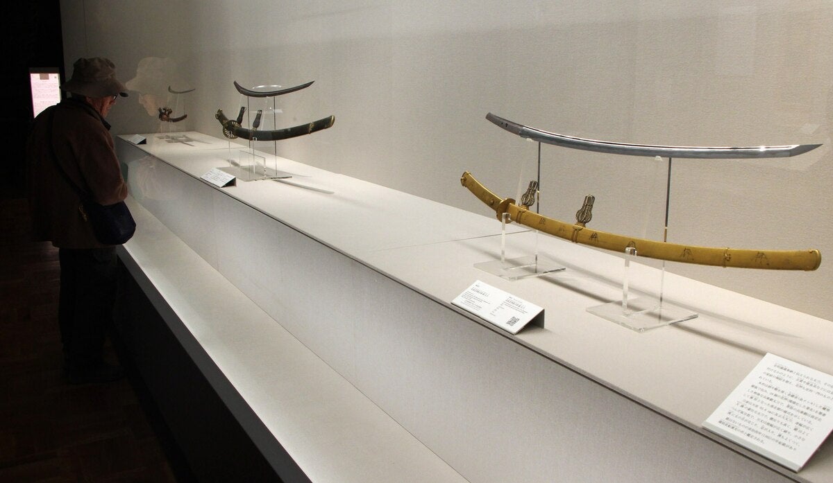 奈良：春日大社で刀剣公開 柄や鞘豪華な装飾：地域ニュース : 読売新聞