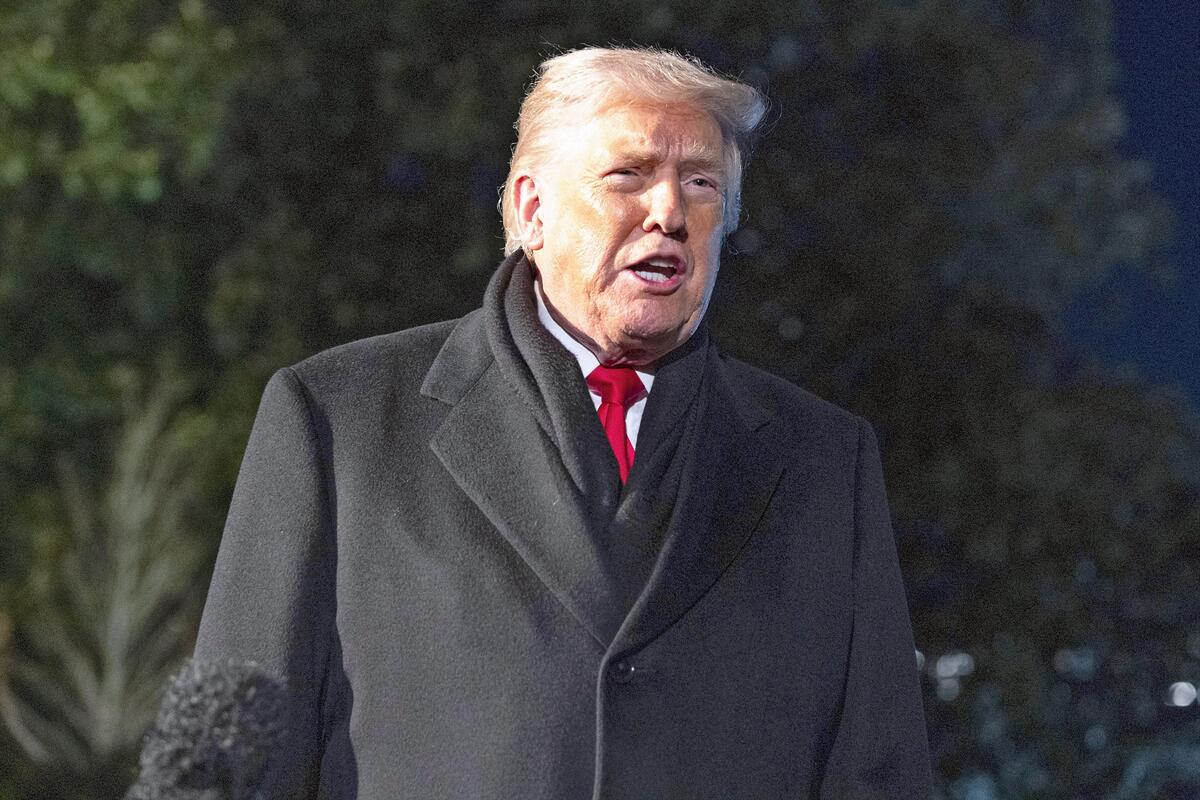 トランプ氏乗せたエアフォース・ワン、電気系統トラブルで引き返す