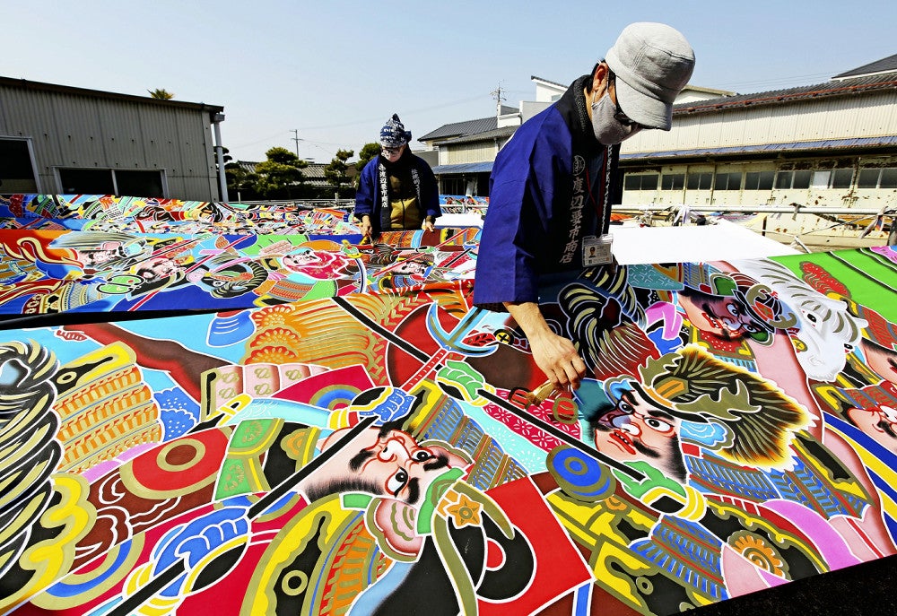 秀吉や清正らの「武者絵のぼり」色鮮やか…端午の節句前に仕上げ作業