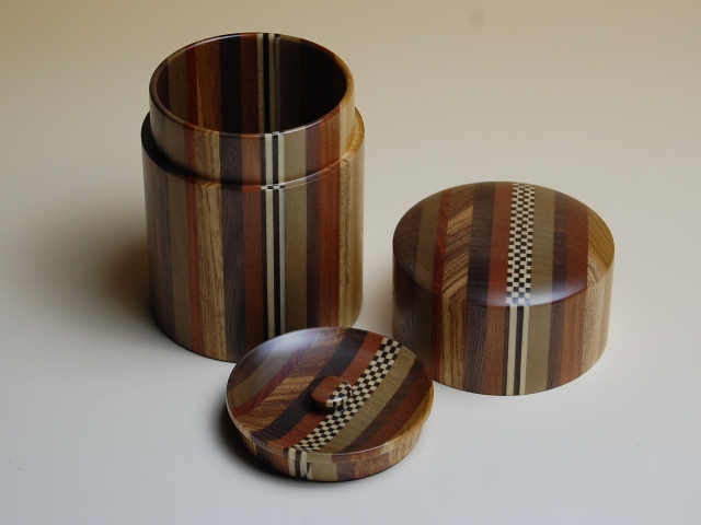 寄木無垢丸茶筒 シマ 商品詳細｜寄木細工・箱根細工｜いづみやがお届け