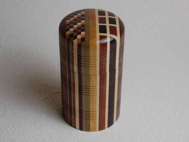 寄木無垢丸茶筒 縞市松 商品詳細｜寄木細工・箱根細工｜いづみやがお