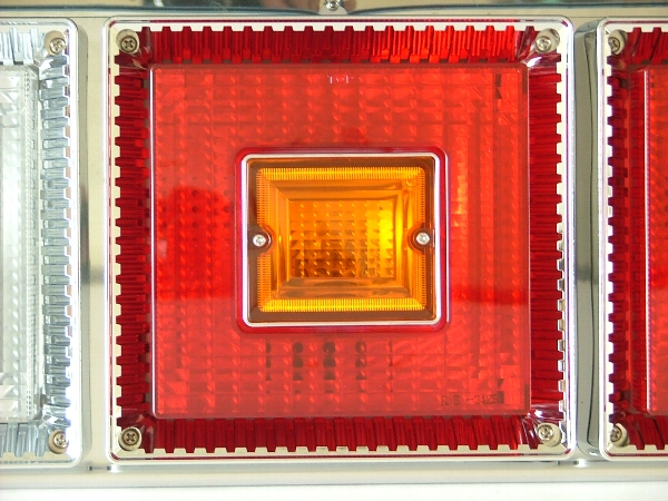 JB 角大型3連テールランプ (06対応) - トラックボディパーツトラック架