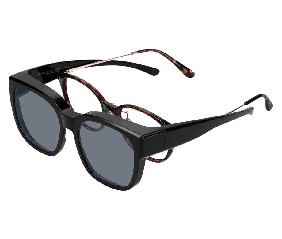 いつものメガネの上からかけられる オーバーグラス（サングラス