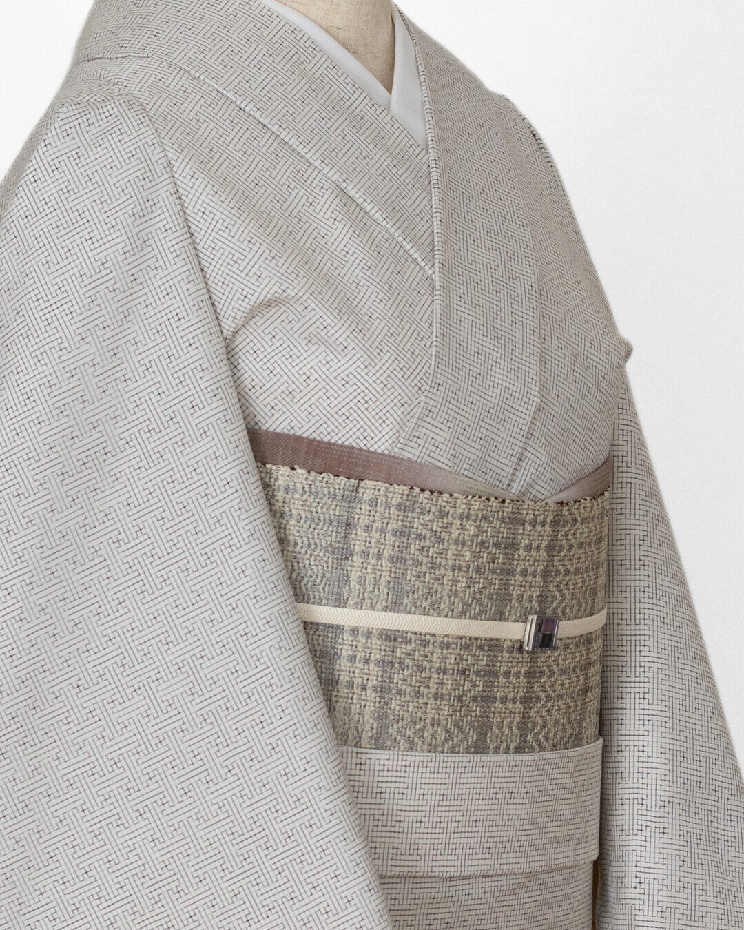 前田紬工芸 本場大島紬 「白大島(一元式・経緯絣) 秋名バラ」 着尺 白