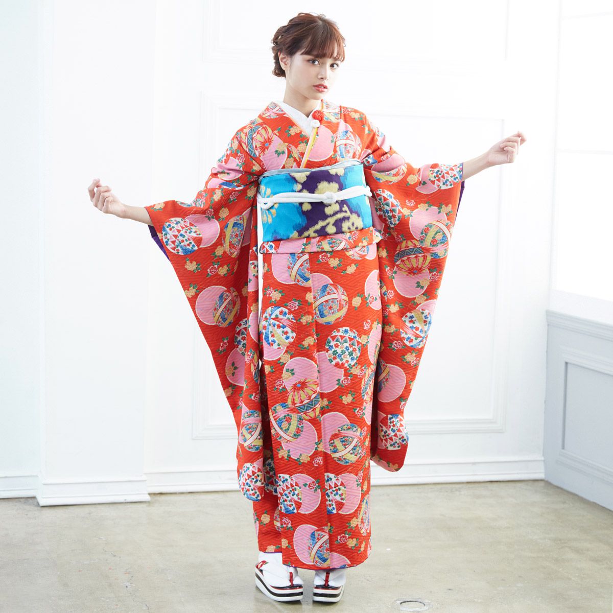 振袖：R1856 モダンアンテナ 赤 毬に牡丹│ 振袖レンタル │ 京都着物