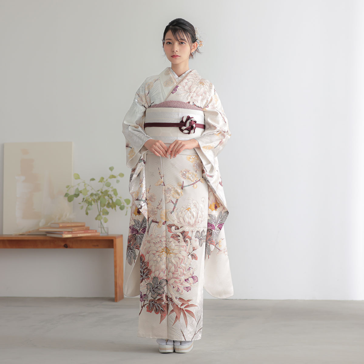 振袖： R2132白 菊に松竹梅