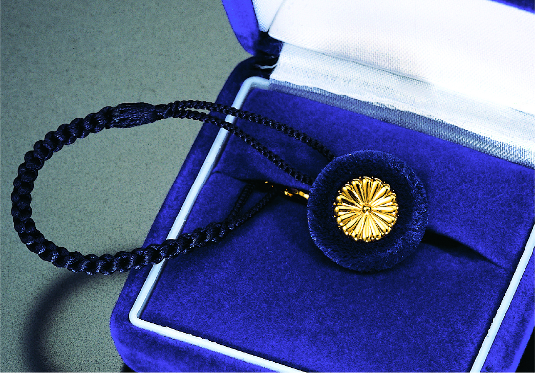 叙勲バッジ （菊紋）｜東京叙勲-叙勲・褒章の菊紋入り記念品販売