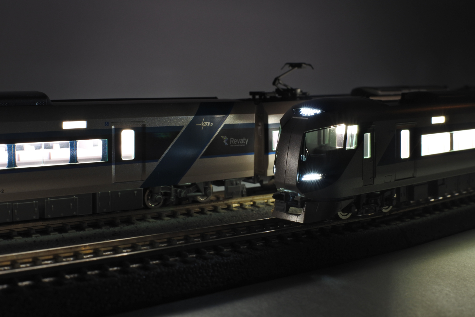 TOMIXの室内灯を鉄道模型に取り付ける方法を解説｜対応車両で使える