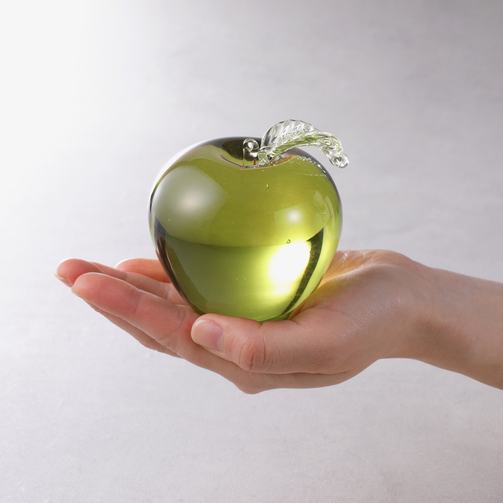 新島ガラスりんご ペーパーウェイト 島の幸々 | よろずを継ぐもの