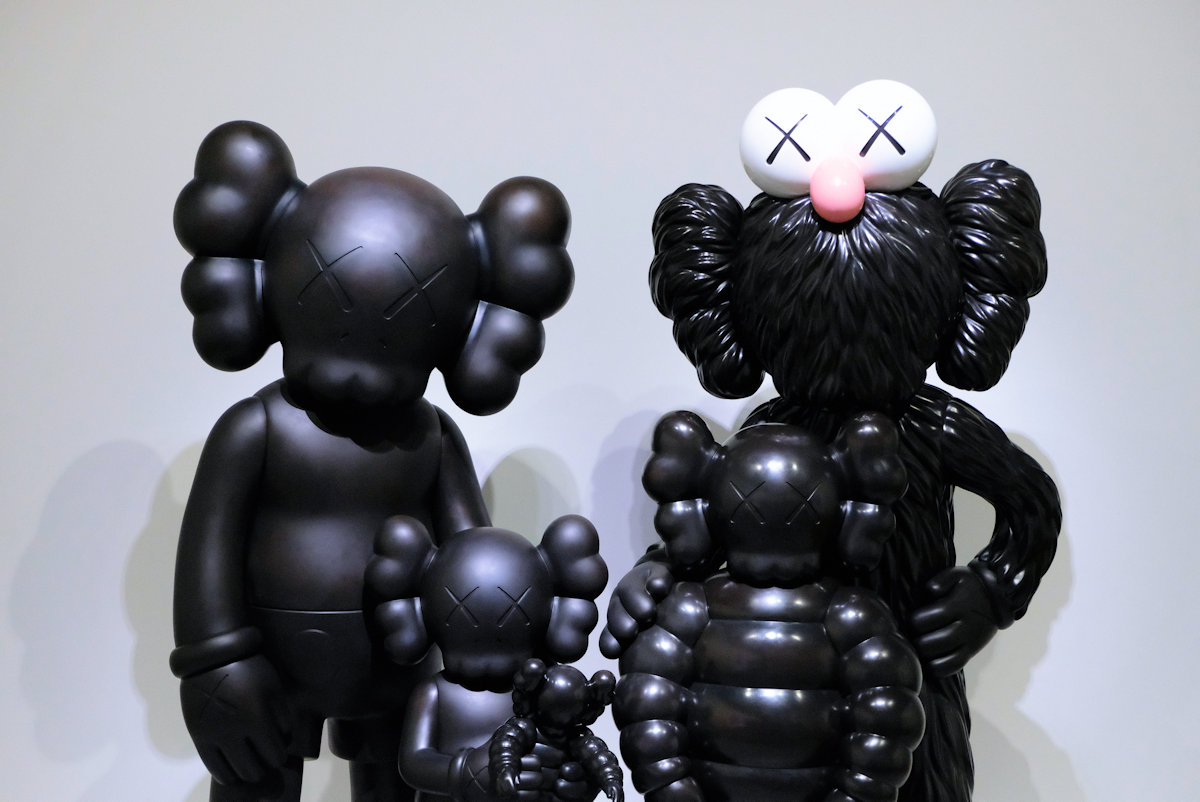 KAWS TOKYO FIRST」｜KAWS（カウズ）のアートの魅力を因数分解する