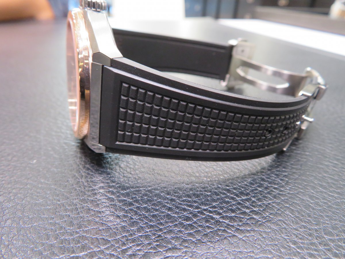 ラバーストラップは夏場だけじゃない？デファイクラシックのベルトを