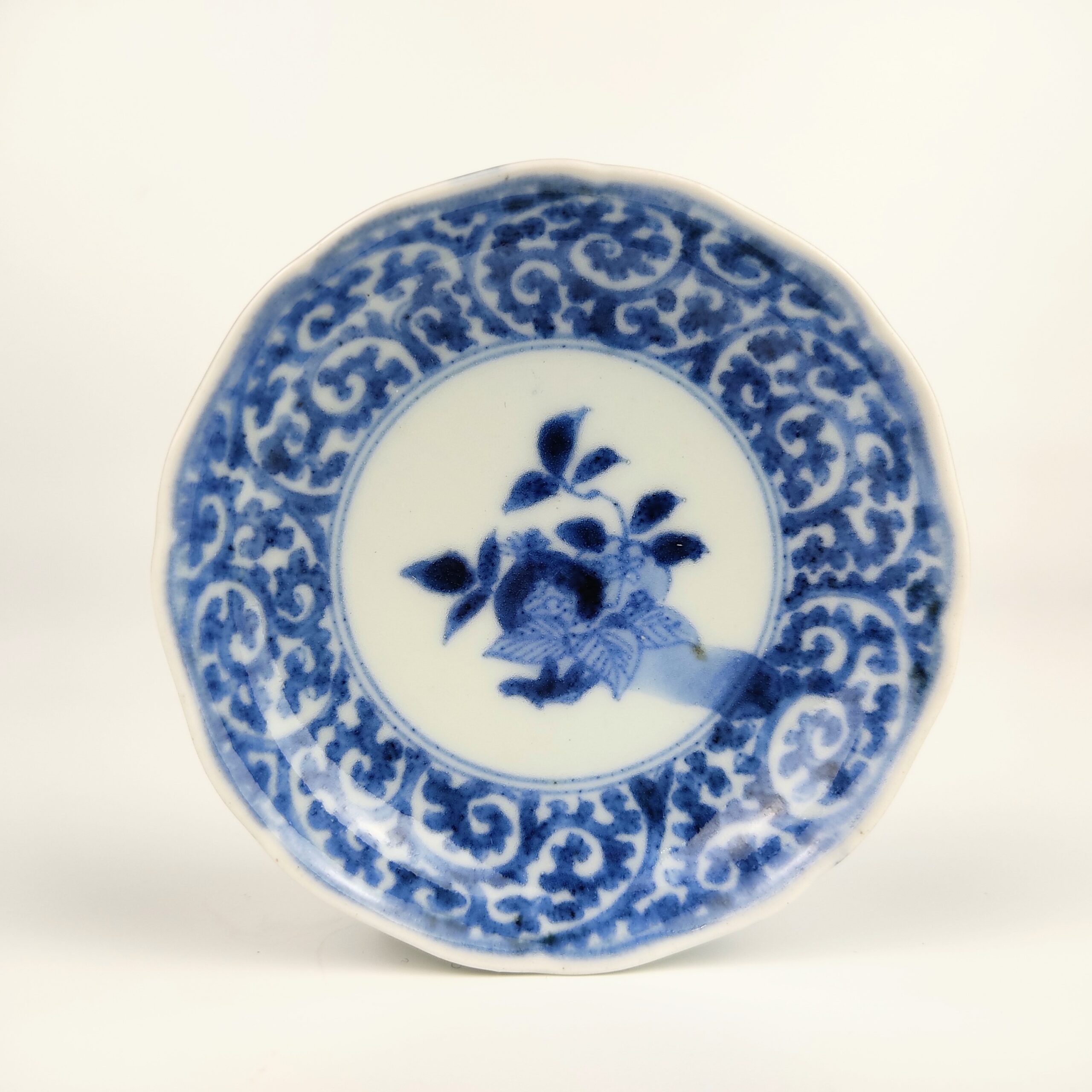 伊万里 染付蛸唐草文豆皿 – 古美術西川