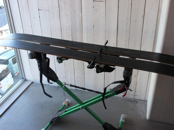 HOT WAXの作業効率をあげる便利なスタンド GALLIUM “ワックススタンド