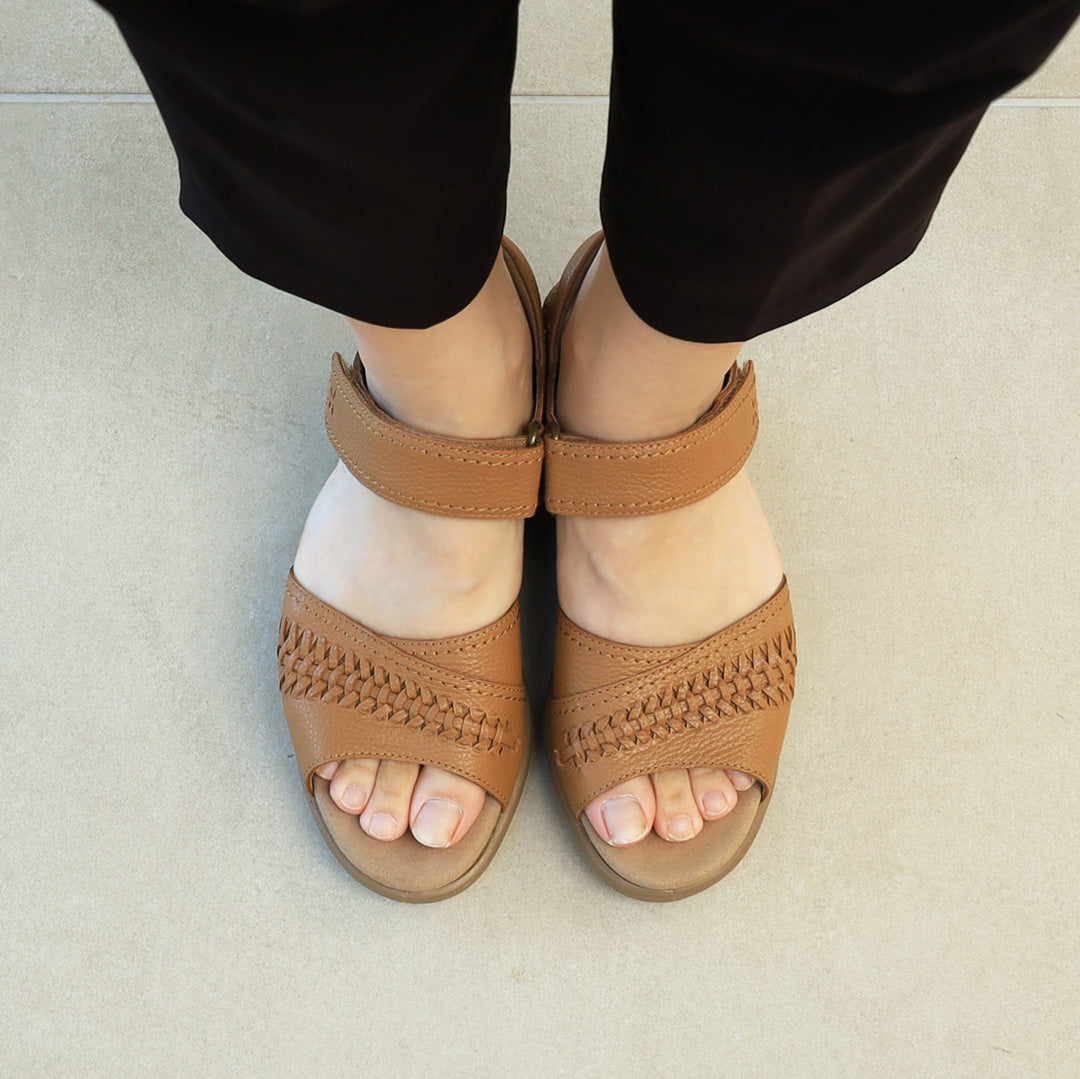 アキレス・ソルボ C 610 キャメル｜牛革編み込みデザインのウェッジ