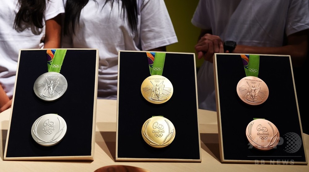 リオ五輪・パラリンピックのメダルがお披露目される 写真10枚 国際