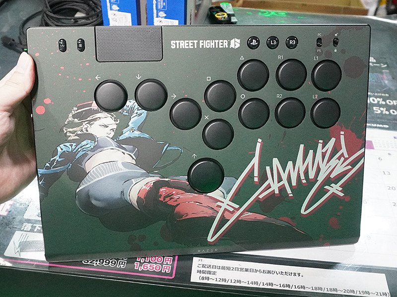 Razerの薄型レバーレスアケコン「Kitsune」にスト6コラボモデル、計2