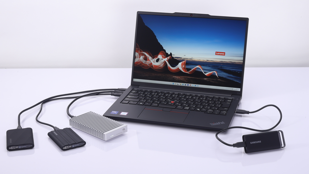 様々なUSBポートを備える「Lenovo ThinkPad E14 Gen 6」で外付けSSDの