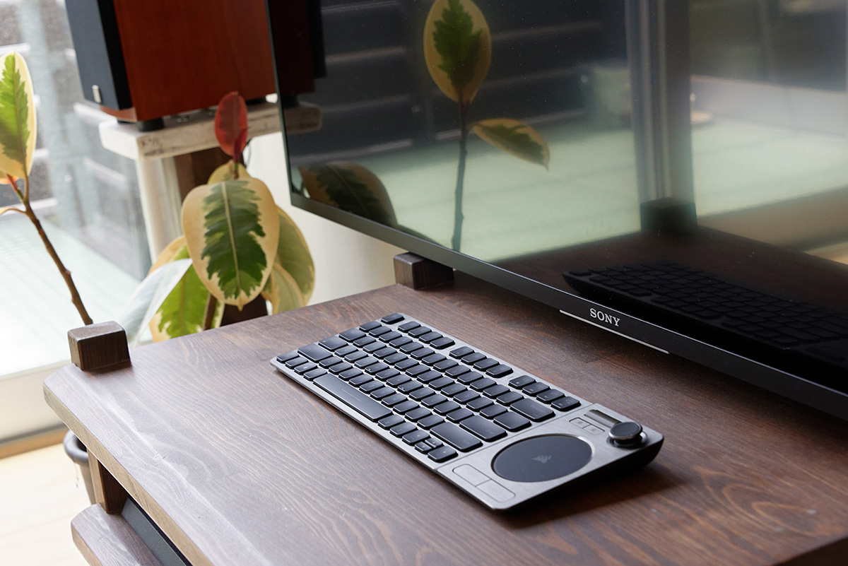 テレビ、PC、スマホをこの1台でカバー！ CORSAIR本気のリビング用