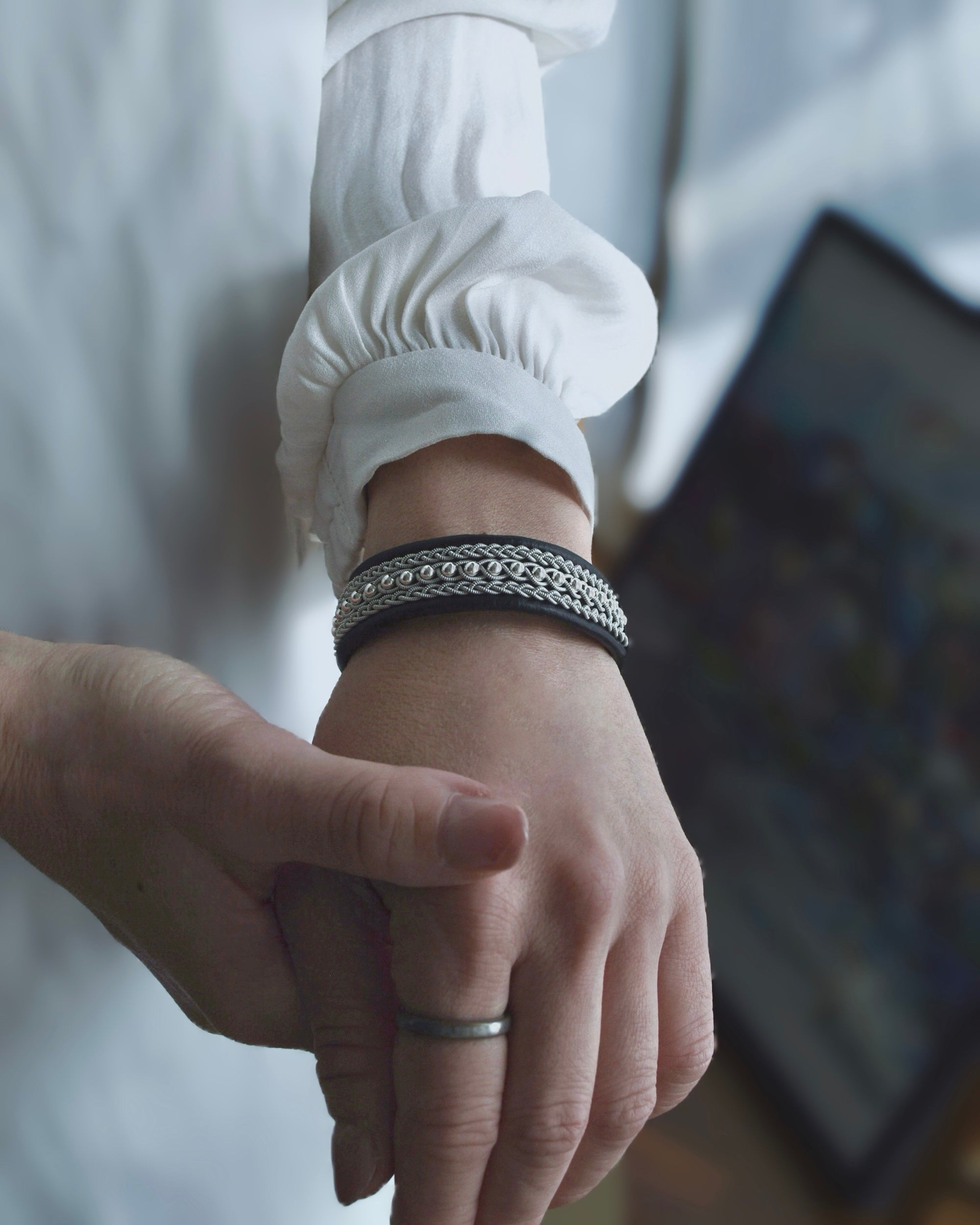 AINOA|ミドルブレスレット|ブラック|トナカイレザー|革製品