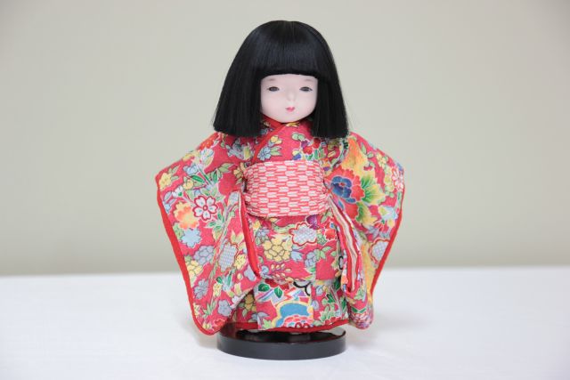 伝統工芸士のかわいい市松人形です。小さな手のひらサイズのお人形です