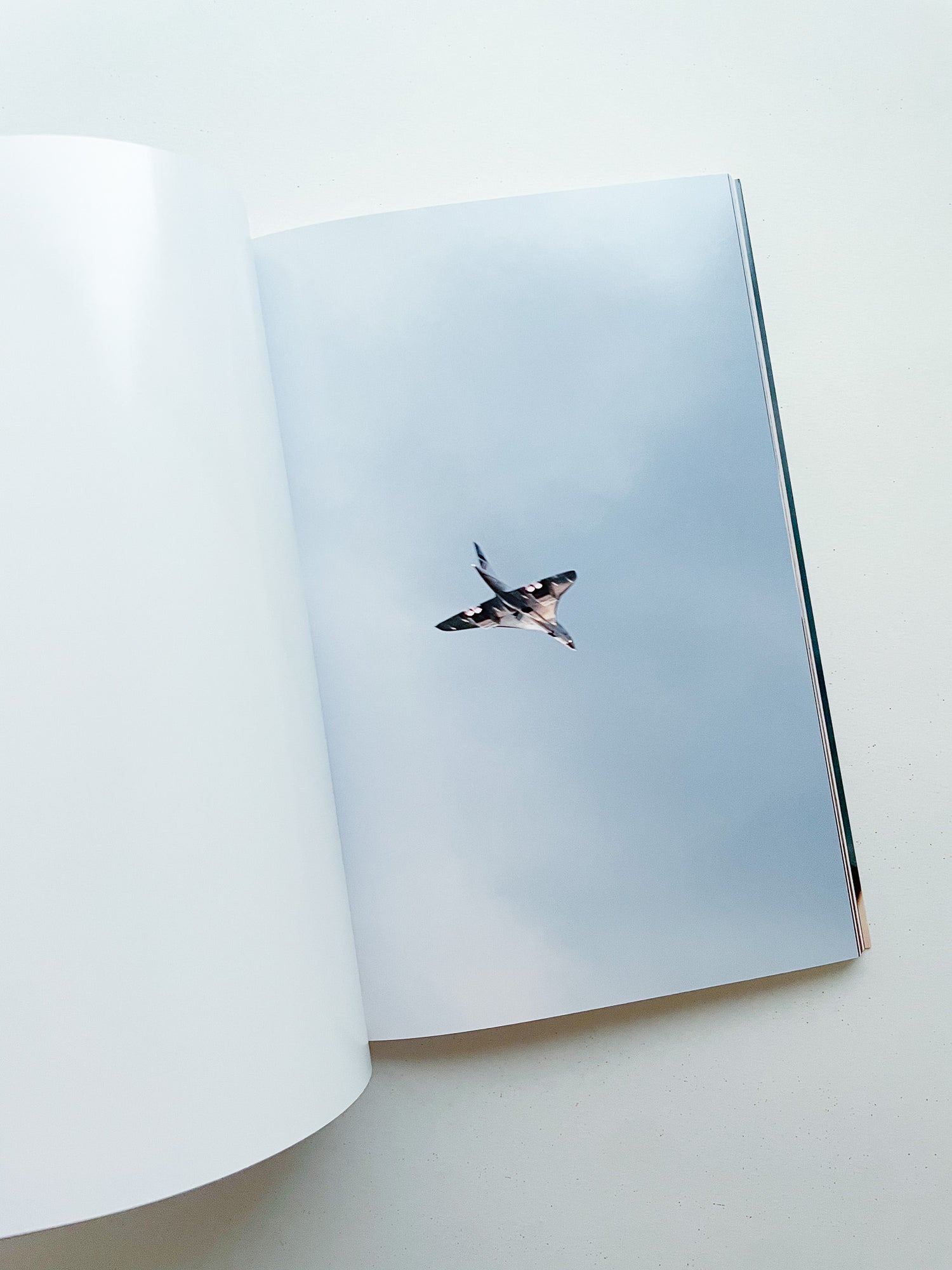 CONCORDE / Wolfgang Tillmans - 本 屋 青 旗 Ao-Hata Bookstore