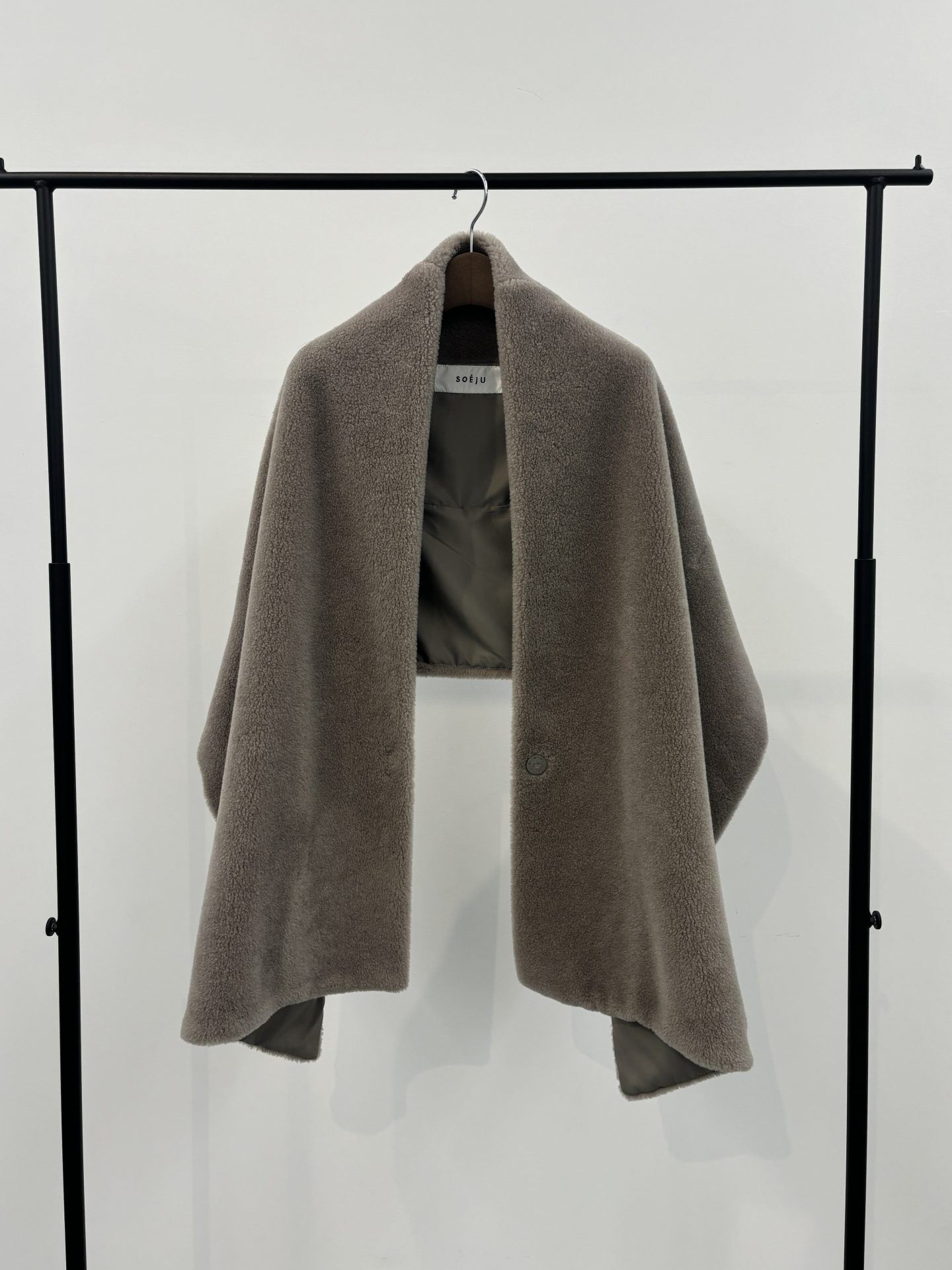 ソージュ】高見えNo.1のボアケープ！ by 大草直子｜着こなしサンプル