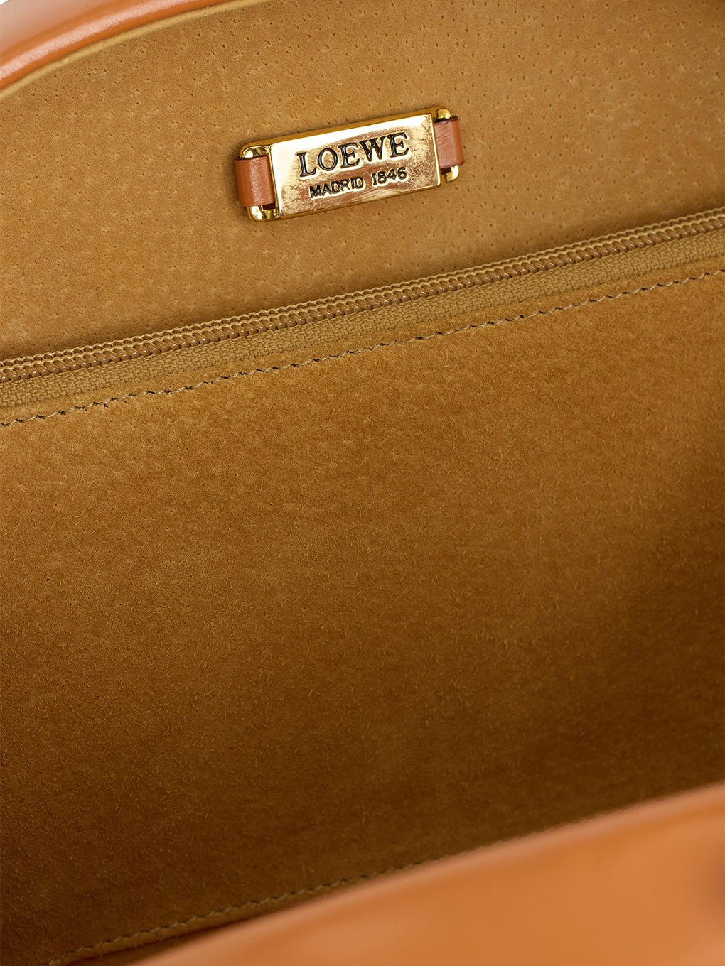 LOEWE ロゴ刻印カーフレザーショルダーバッグ