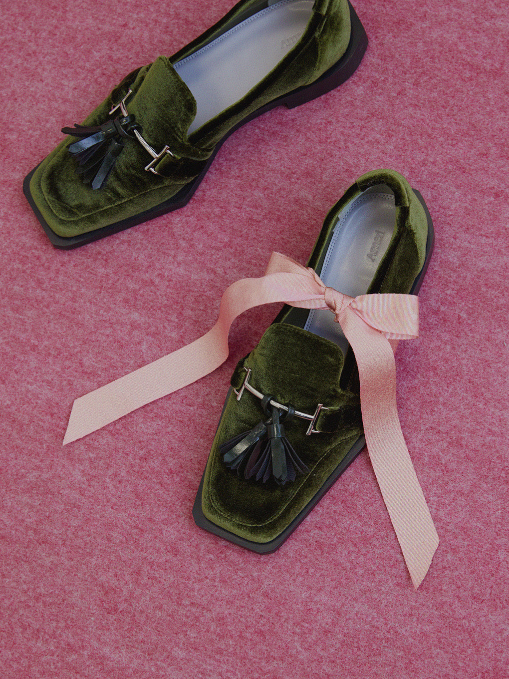 UND ANGULAR SOLE TASSEL LOAFER