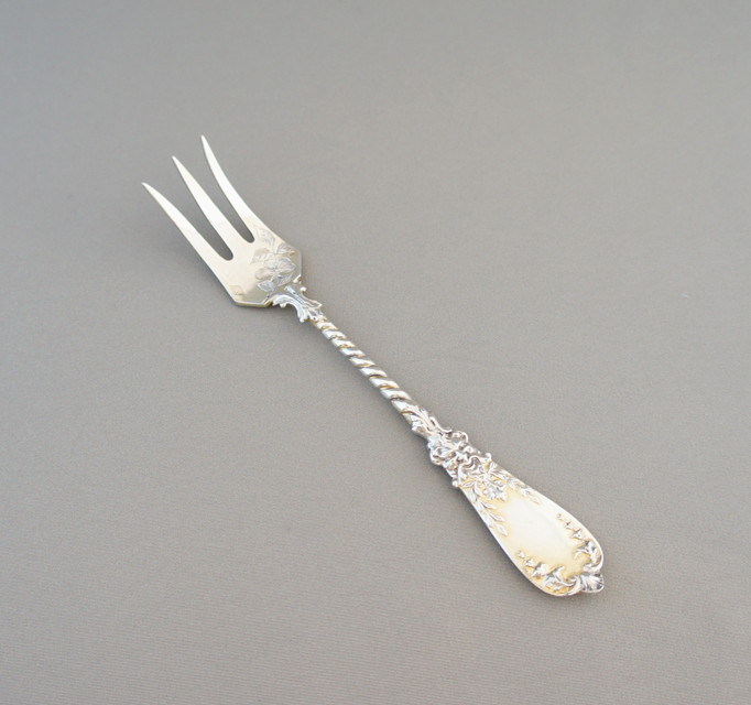 フランス「花装飾 オイスターフォーク」《アンティックかとう》