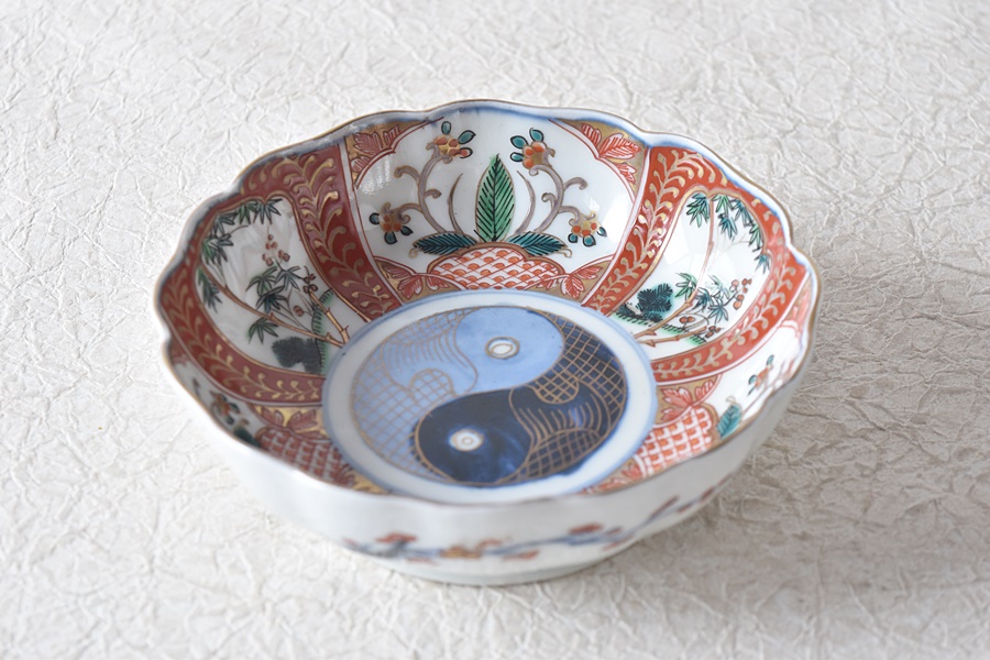 伊万里 色絵 陰陽双魚図 草花松竹梅 輪花型 膾皿 - 生活骨董と古布の