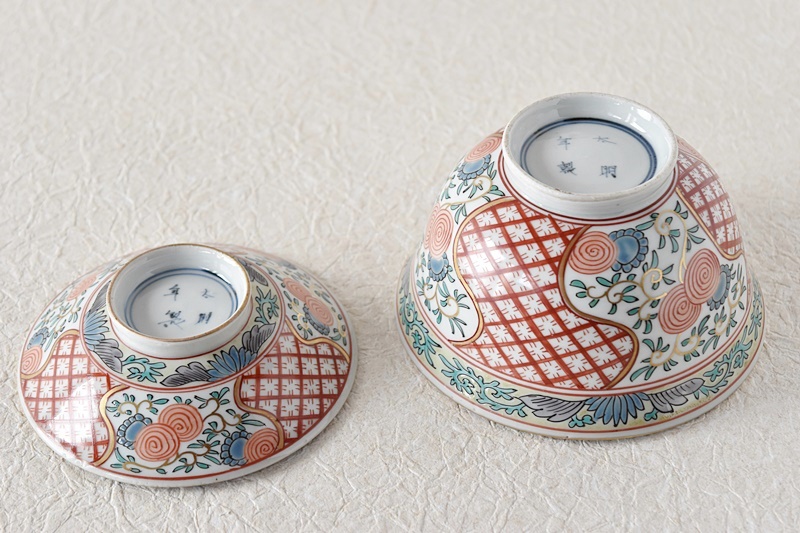 古伊万里 色絵 草花亀甲模様 成化年製文 蓋付茶碗 - 生活骨董と古布の