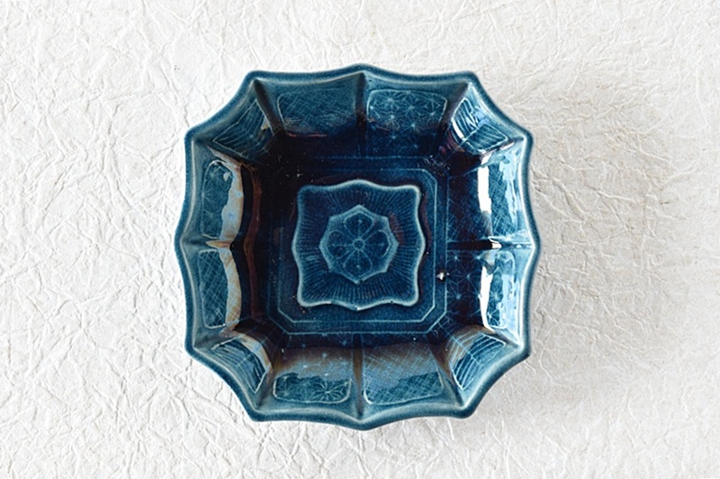淡路 珉平焼 民平 イゲ型 陽刻 青変形小皿 豆皿 - 生活骨董と古布の