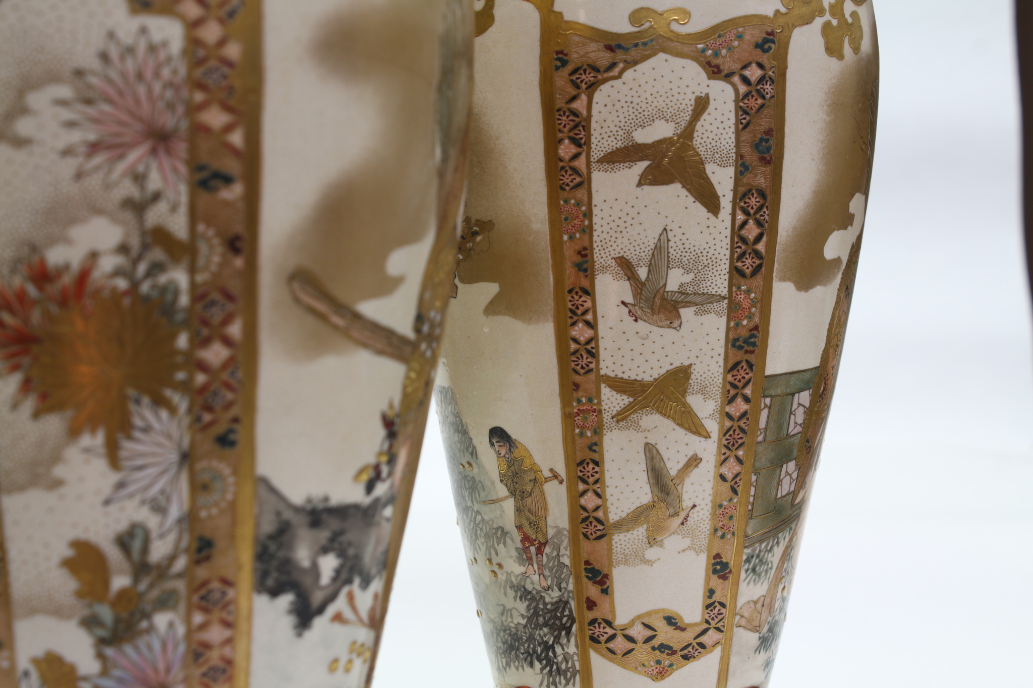 薩摩金襴手人物図花瓶一対 - 古好屋