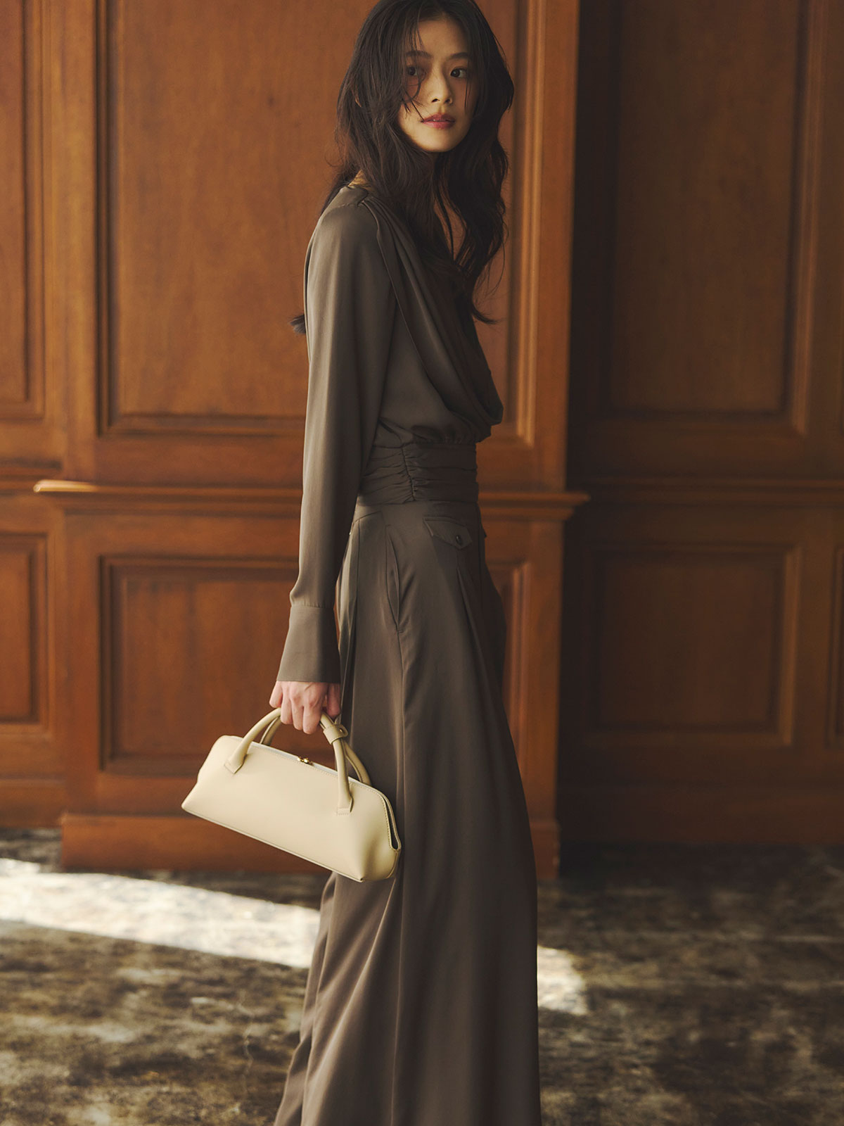 パウダーサテンドレープトップス