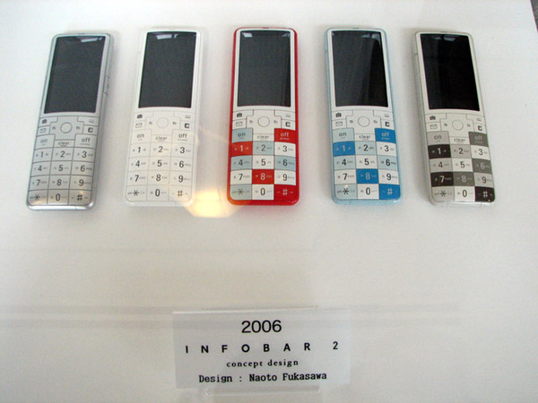 ASCII.jp：KDDI、デザインケータイ「INFOBAR 2」を11月下旬に発売 (1/2)