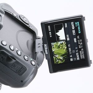 ASCII.jp：可変モニターは便利？ ニコン「D5000」は買いか!? (1/5)