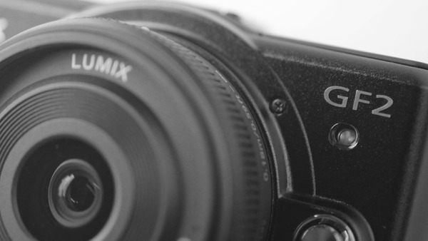 ASCII.jp：タッチ操作のお手軽一眼！ 「LUMIX GF2」を試す (1/5)